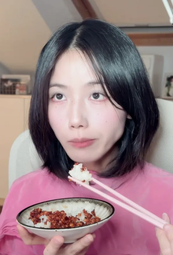 太好了，银临也是开始吃播了