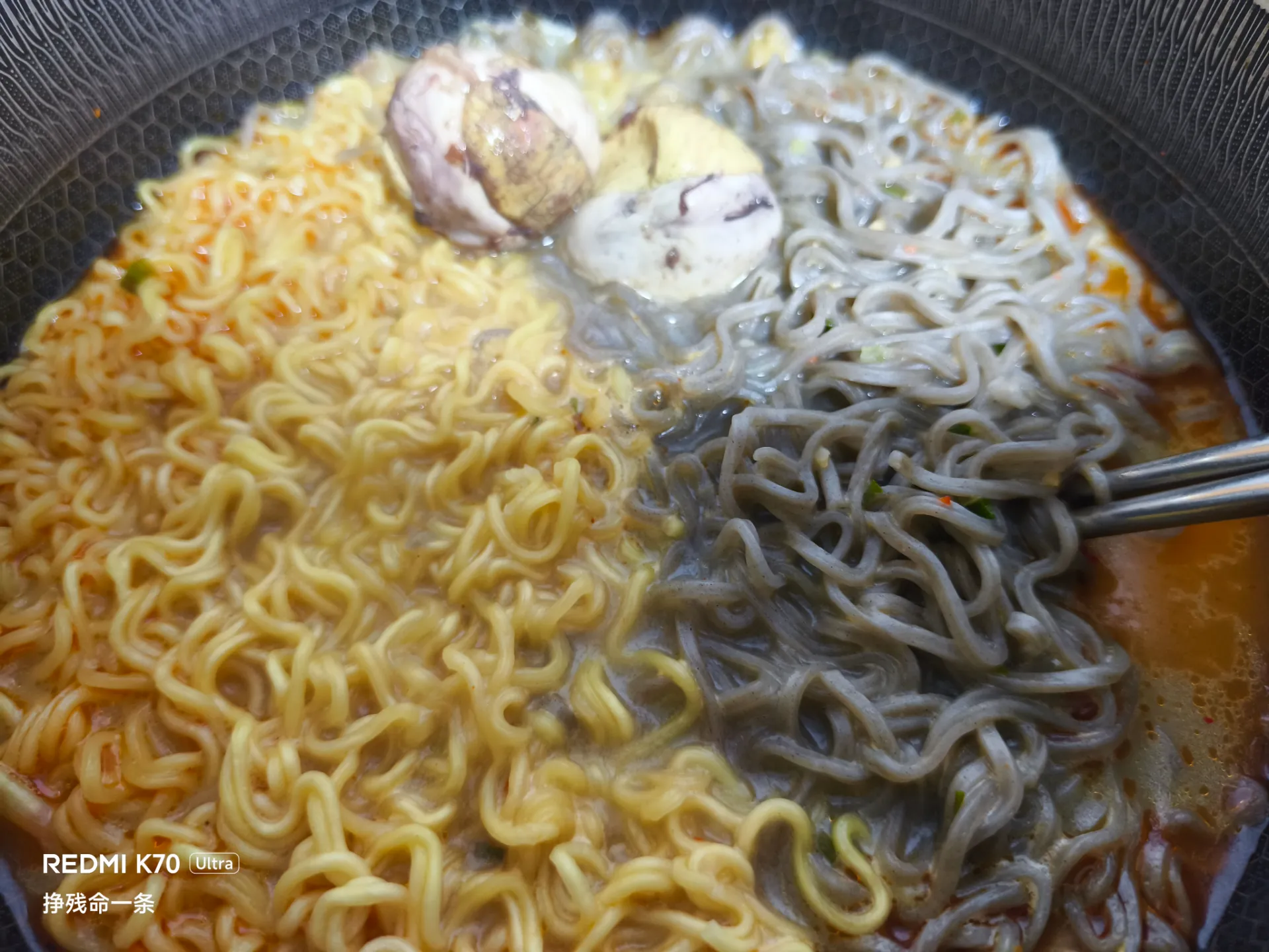做了一份“鸳鸯泡面”