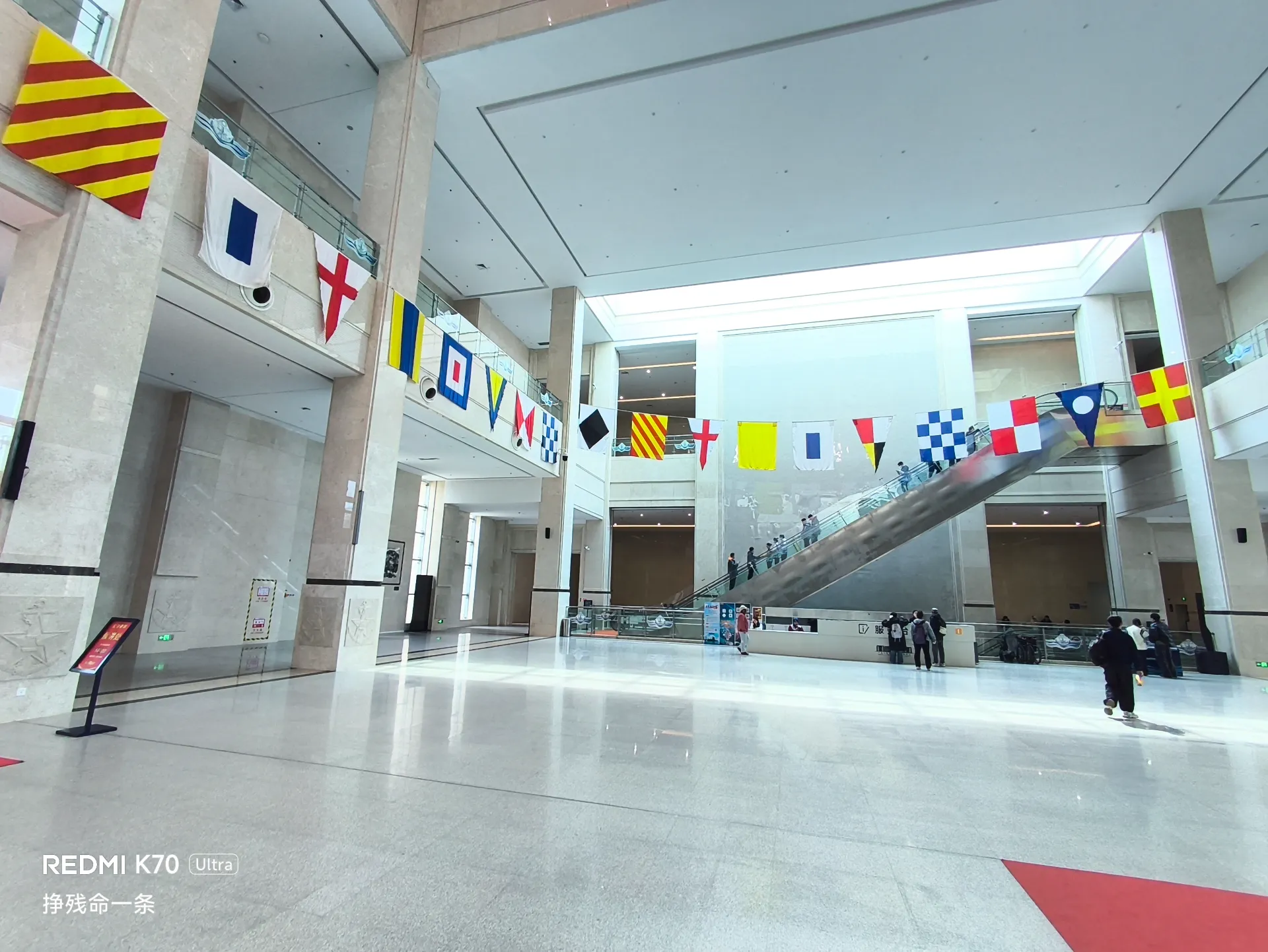 两边奇奇怪怪的旗子