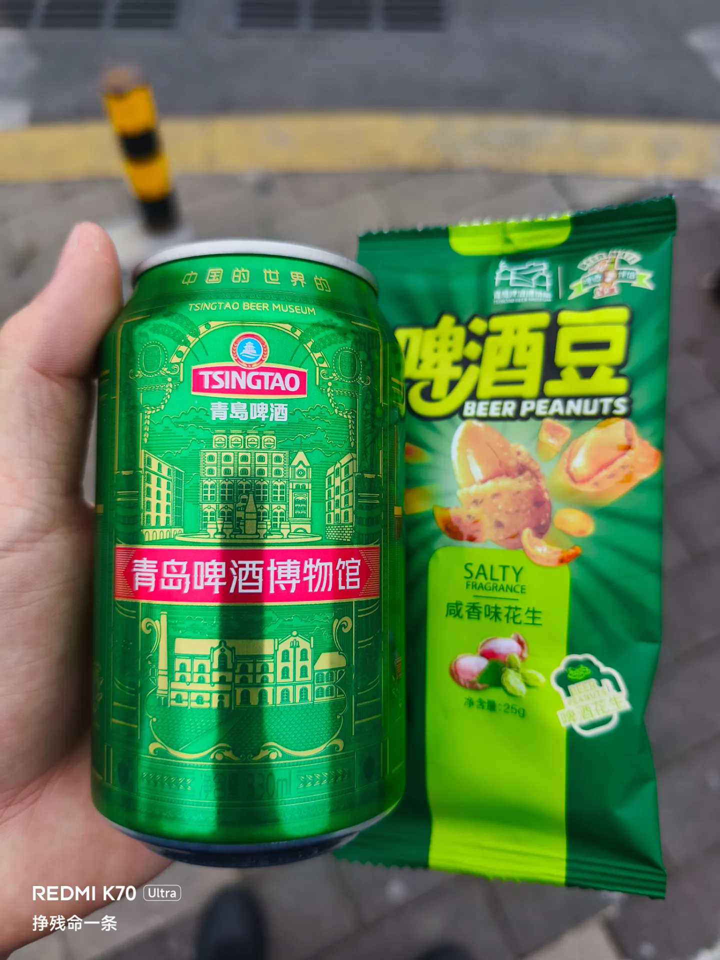 一杯鲜啤，一个易拉罐，一包啤酒豆